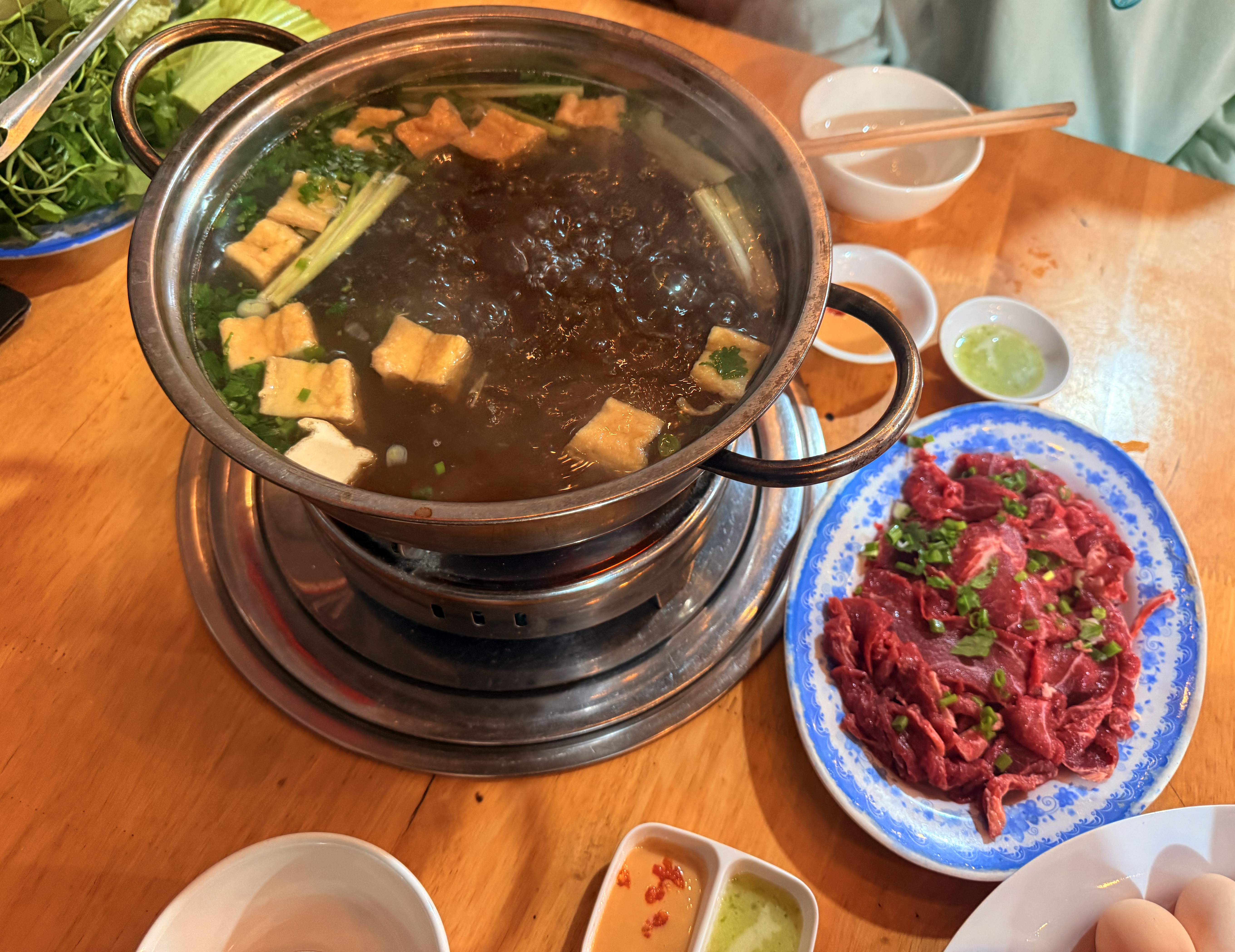 Bàn ăn bò nướng than đỏ giữa bàn của quán Cậu Phùng Quán