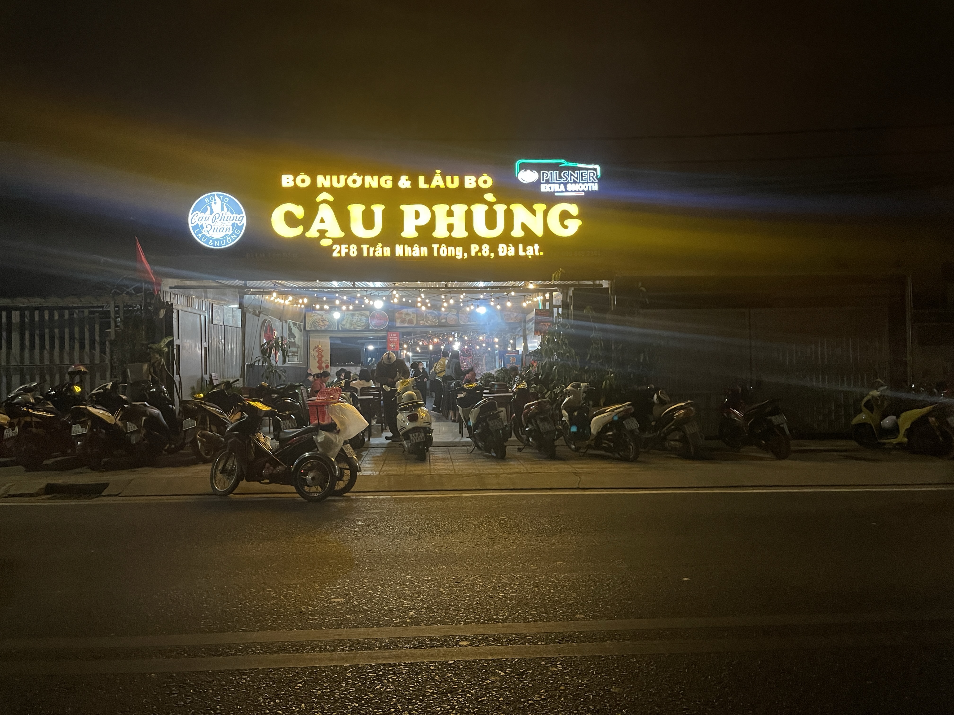 Khu vực ngồi ấm cúng cho nhóm 4–6 thực khách