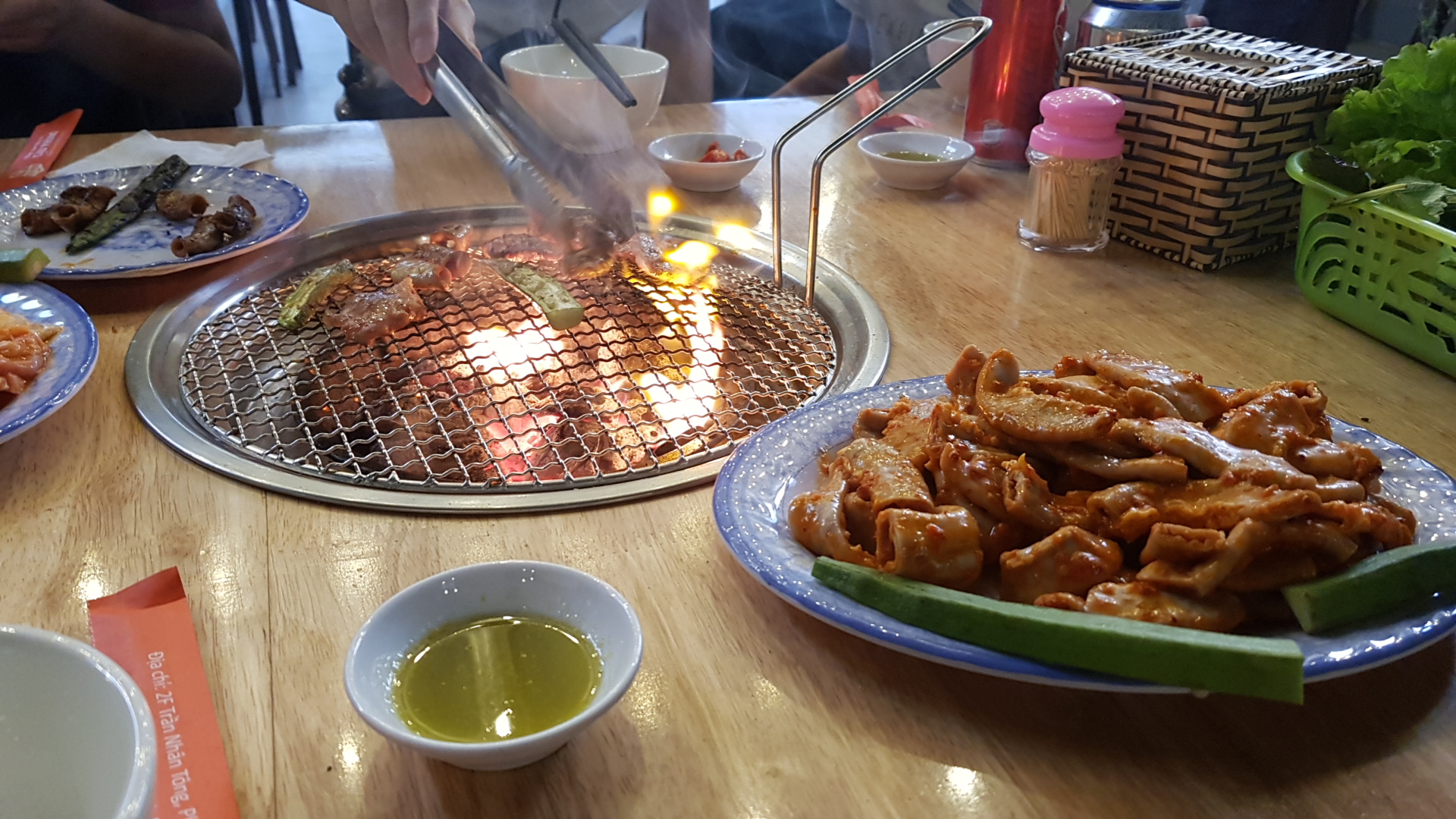 Bàn bò nướng than đỏ tại quán Cậu Phùng Quán, Đà Lạt