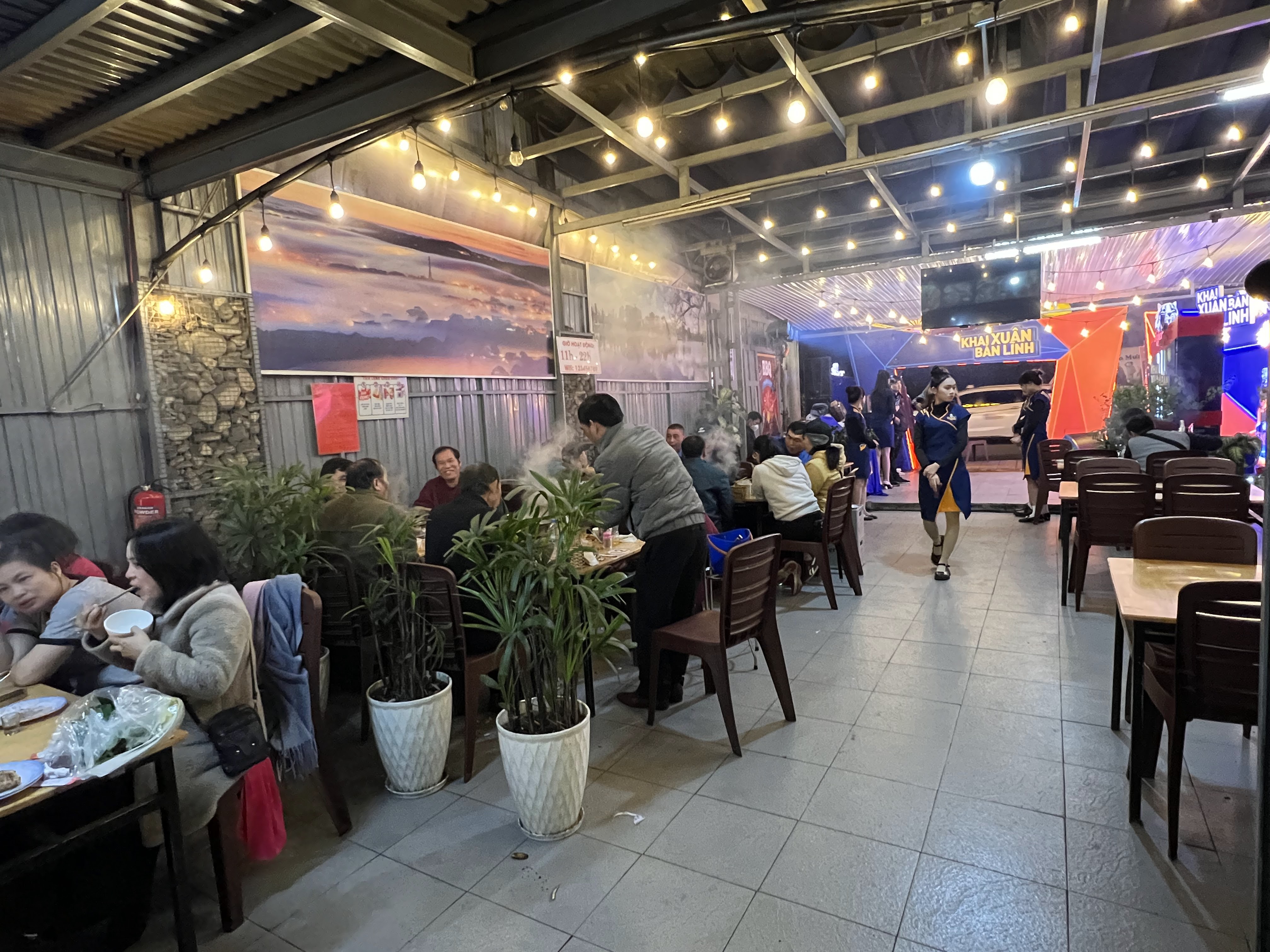 Bàn dài cho nhóm thực khách tại quán bò Đà Lạt