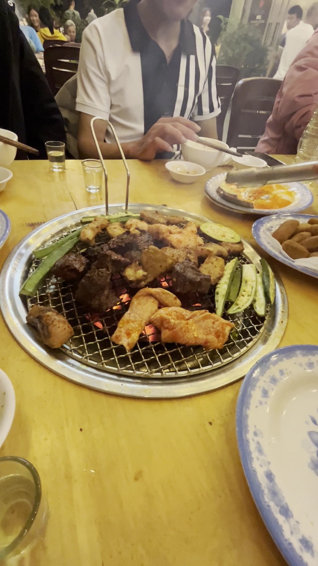 Một góc bếp than và bò ướp đang chờ nướng